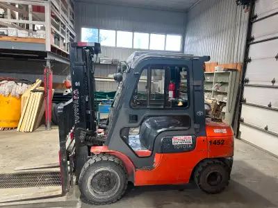 Toyota Forklift 2005 modèle 7FGU30 fonctionne au propane et a essence. ± 5 800 hres capacité de leva...