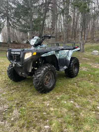 Polaris Sportsman 500 H.O Needs new seat cover Very low Km on tires 2000 lbs winch Heated hand grip...
