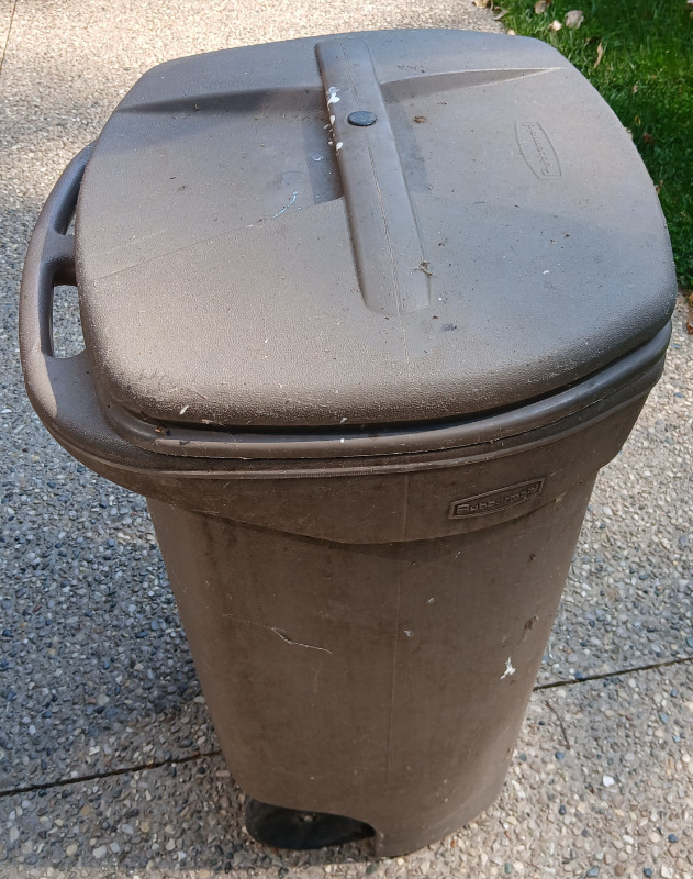 Rolling Garbage Bin Wheels and Lid Rubbermaid 22x22x34" in Storage & Organization in Leamington - Image 3