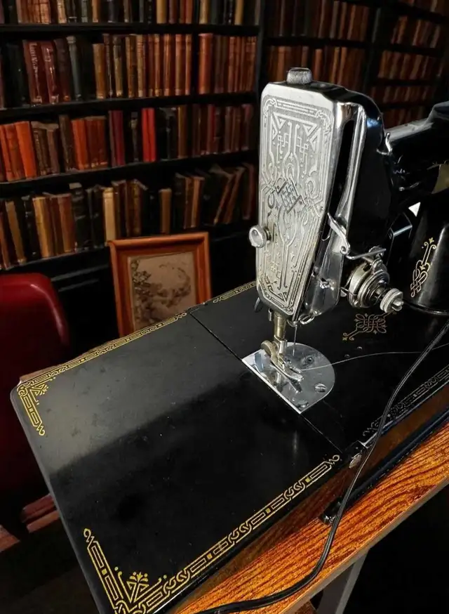 singer featherweight sewing machine 221 in Hobbies & Crafts in Saskatoon - Image 3