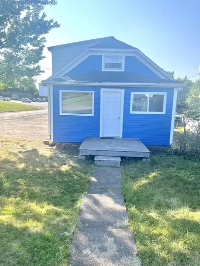 Please answer the following questions for a reply: How many people are living in the unit? Can you p...