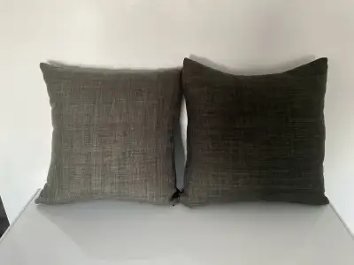 NEUFS 2/15$ COUSSINS DÉCORATIFS , View more