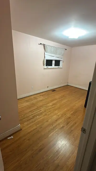 Sharing and private room available in Brampton near Breamlea city centre rent +utilties contact 4377...