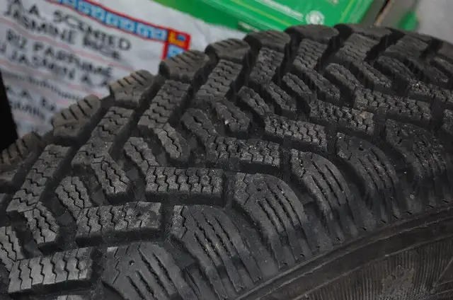 3 Winter Tires and 4 Rims 205 60 R16 / 3 Pneus hiver et 4 jantes in Tires & Rims in Longueuil / South Shore - Image 4