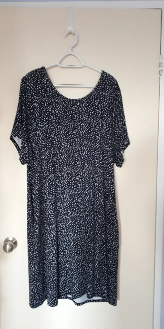 Spring dress, worn once and now too big for me.632348324139531217