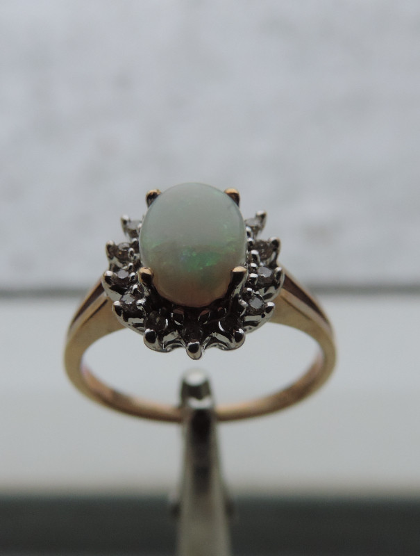 10K GOLD OPAL AND DIAMONDS RING in Jewellery & Watches in Kitchener / Waterloo