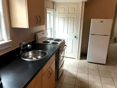 Main floor apartment downtown Parry Sound. Wifi Heat a/c 1 parking space No pets no smoking.