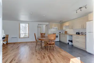 Grand 3 et demi loué NC NE près du centre-ville de Québec. Possibilité de louer meublé ou semi-meubl...