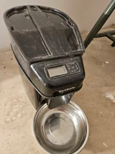 Free Pet Safe feeder, auto pet feeder, scheduled feed times. Has been in storage.