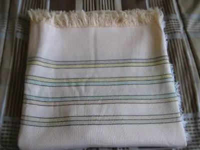 Nappe tissée avec frange 59 pouces x 55 pouces., View more