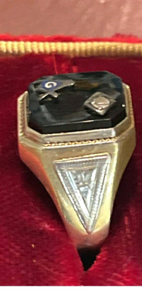 Gold ring.  Stone Mason. 10 k. 