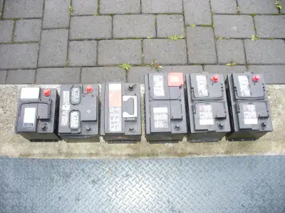 Batteries automobile presque neuves standard et agm différent modèle , standard 50$ et agm 100$ . 1...