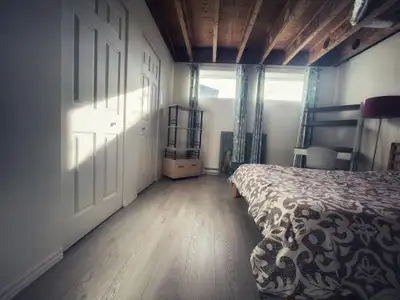 Superbe espace privé moderne, spacieux, lumineux et paisible, situé au sous-sol d’une maison récente...