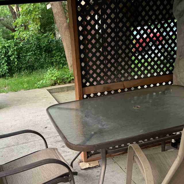 Glass  patio table  dans Mobilier pour terrasse et jardin  à Ville de Montréal