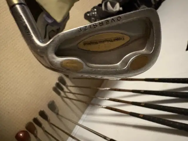 Great shape women’s right handed golf clubs and bag graphite in Golf in Guelph - Image 5