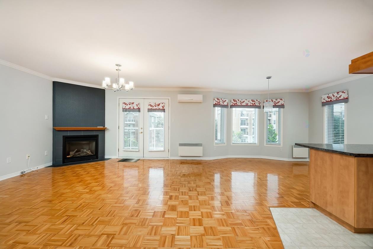 Bright 2-bedroom 1100 sq. ft. condo in St Hubert — photo 2