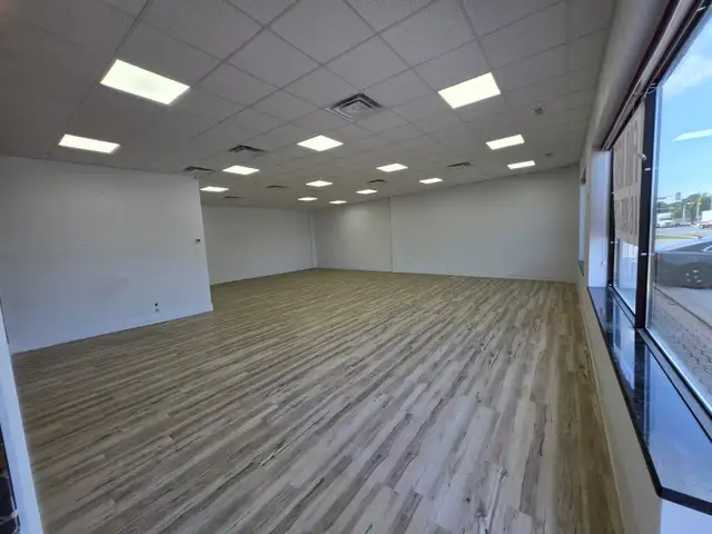 LOCATION! LOCATION! LOCATION! Prime Retail/Warehouse Space Lease in Commercial & Office Space for Rent in Oakville / Halton Region - Image 4