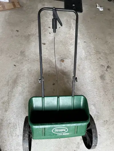 Scott’s grass spreader Good condition.