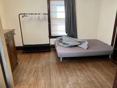 Bright and spectacular ground-floor private bedroom. Shared kitchen, bathroom and laundry. Minutes f...