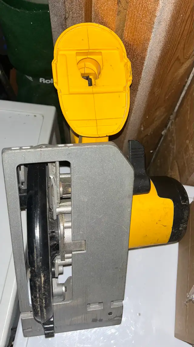 Dewalt 6 1/2 18V circular saw  in Power Tools in Oshawa / Durham Region - Image 5