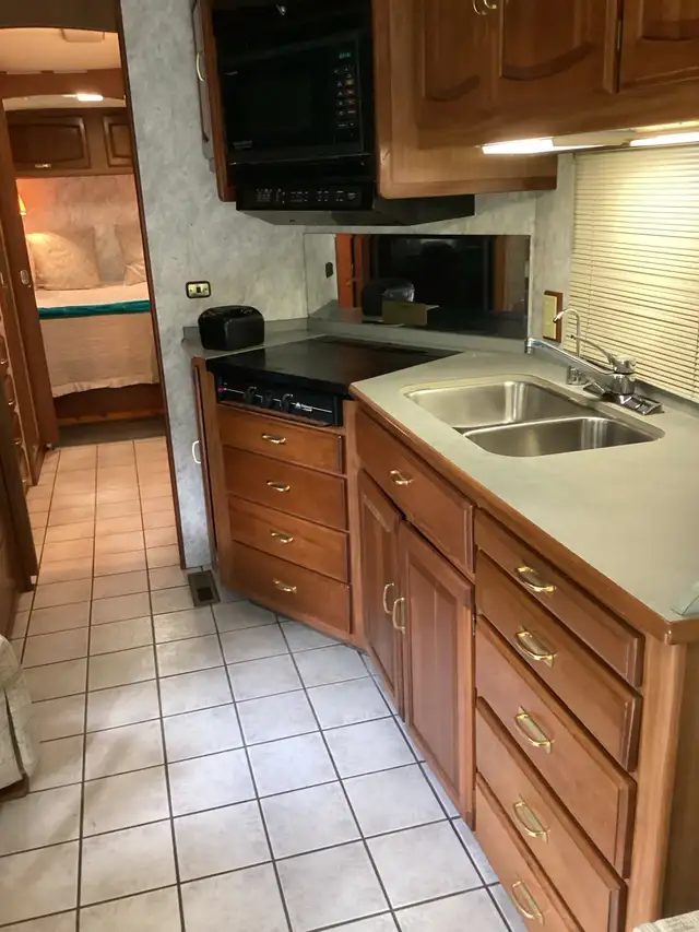1994  Winnebago Diesel Pusher in RVs & Motorhomes in Mission - Image 4