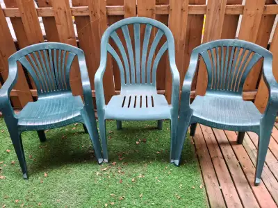 Telles quelles, poussiéreuses. Deux ont été réparées, mais solides. 10 $ les 3 As is. Dusty. Two hav...