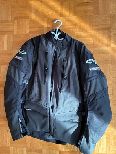 Pour homme grandeur médium. Modèle Ballistic 10.0 Aucune usure. Porté quelques fois. Manteau et pant...