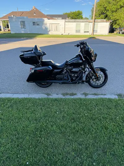 One owner 2019 Streedglide special. 114 motor. 14 inch bars. Quick release tour pack. Lowboy seat. S...