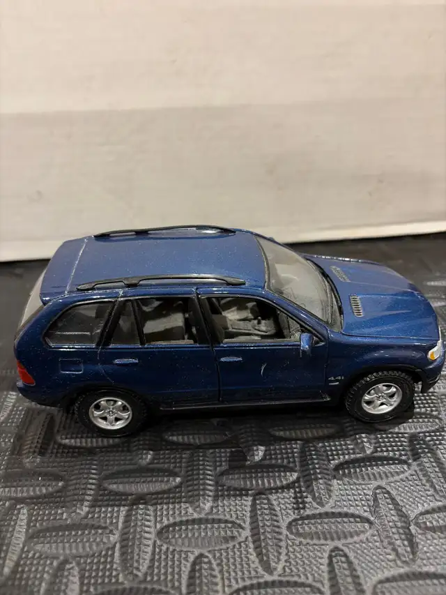 Maisto BMW X5 1:24 Scale Diecast Model Car - Dark Blue SUV | Arts ...