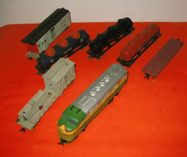 HO Scale Train Ontario Northern 1500 Diesel 6 Cars -Like New- in Arts & Collectibles in Edmonton - Image 5