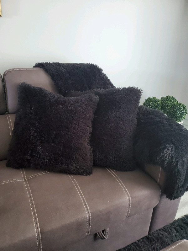 Black Throw & 2 accent Pillows - fun fur in Home Décor & Accents in Gatineau