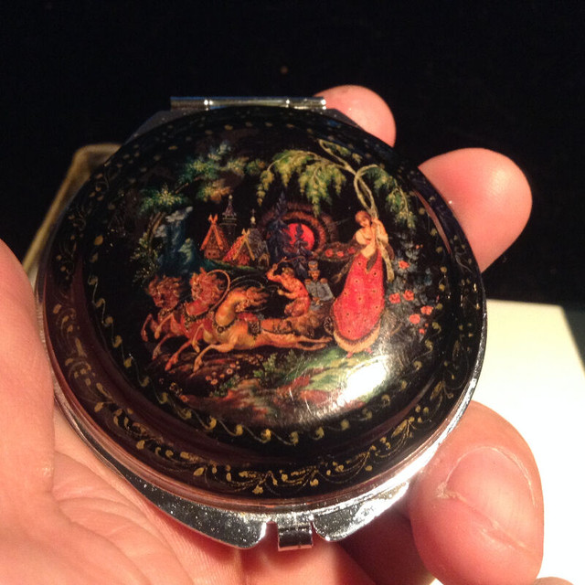 Russian Painted Compact Mirror in Arts & Collectibles in Vancouver - Image 4