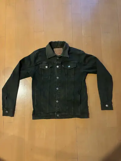 In very good condition. Size is women’s small and style is L1234.