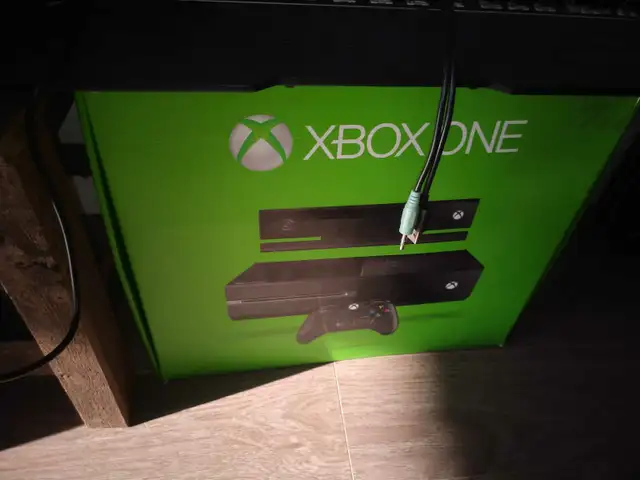 Xbox One avec 2 manettes et jeux in XBOX One in Lanaudière - Image 2