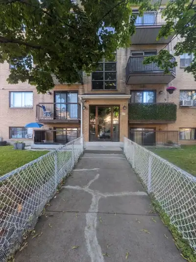 Grand 4.5 à louer avec 2 portes patio