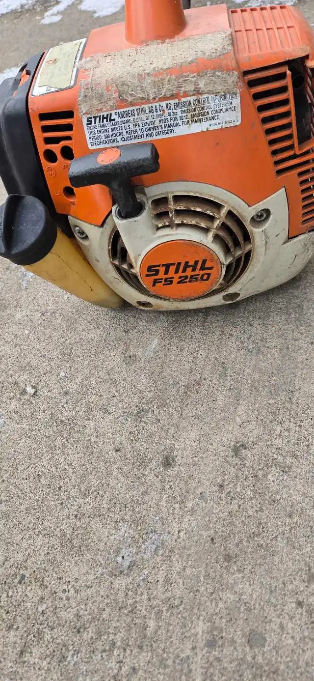 Stihl Trimmer FS 250 in Lawnmowers & Leaf Blowers in St. Catharines - Image 3