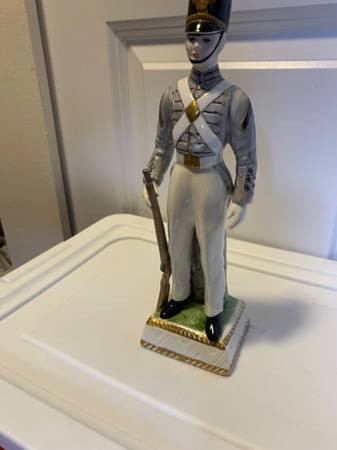 WEST POINT CADET VINTAGE GERMANY CERAMIC FIGURINE Hendarbeite in Arts & Collectibles in Burnaby/New Westminster - Image 4