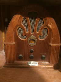 Wooden Speaker Box memecing old radio