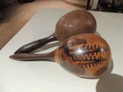 2 maracas traditionnelles en bois, View more
