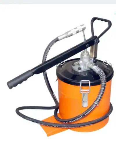 Selling a new manual grease bucket pump. It is brand new in sealed box. Reliable hand transfer of lu...