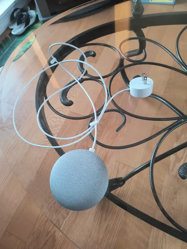 Google Home speaker barely used in General Electronics in Markham / York Region - Image 2