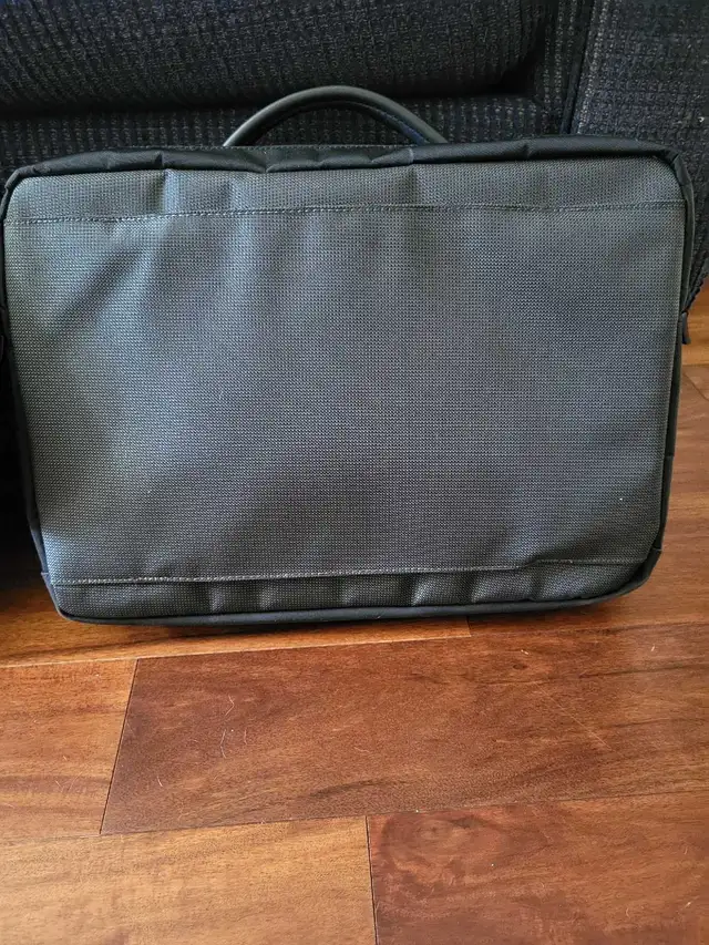 Lenovo ThinkPad laptop bag and briefcase in Bags & Luggage in Markham / York Region - Image 3