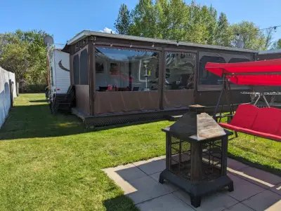 Roulotte de parc saisonnier avec grand terrain et remise située au camping Évasion, Saint-Gédéon au...