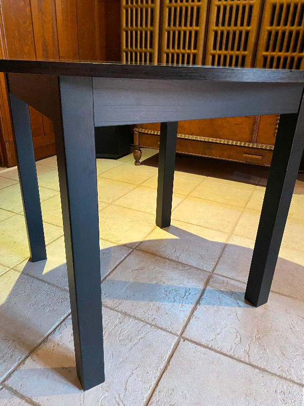 Table  ronde en bois, IKEA , couleur noire dans Mobilier de salle à manger et cuisine  à Ville de Montréal - Image 3