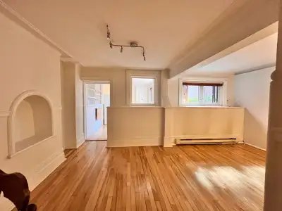 IDEAL LOCATION IN MONTREAL. APARTMENT 5-1/2 AT GARDEN LEVEL WITH COURTYARD, situated near McGill Uni...