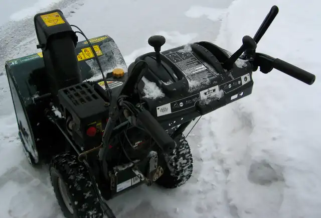 Yardworks Snowblower - Works Well - Delivery Available in Snowblowers in Ottawa - Image 6