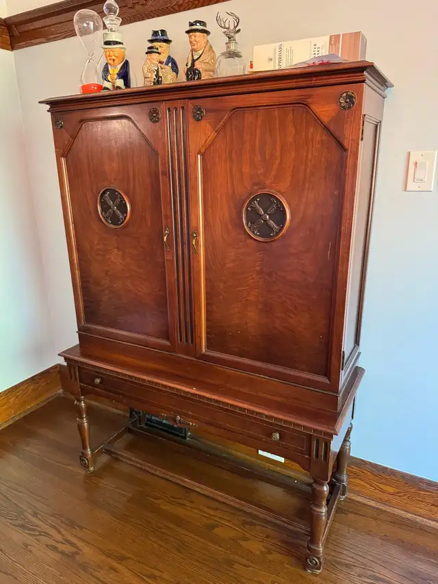 Antique cabinet in Other in City of Toronto - Image 4
