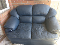 Sofa 2 places en cuir bleu moyen.