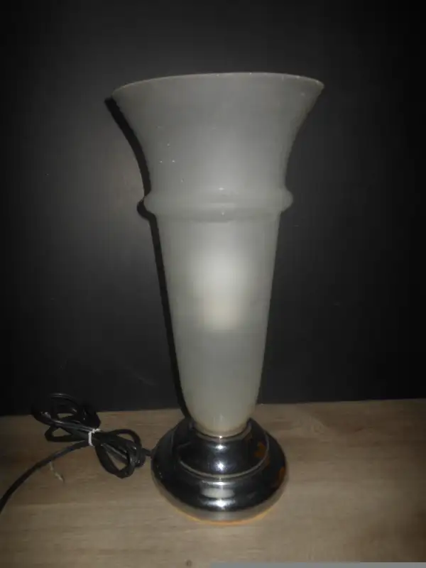Glass table/desk lamp in Indoor Lighting & Fans in City of Montréal - Image 8