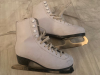 Size J3 (shoe size 2) Hespeler girls’ figure skates